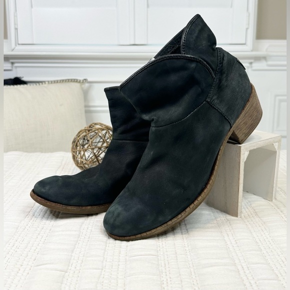 UGG Shoes - UGG “Darling” Suede Ankle Boots in Black Size 9.5